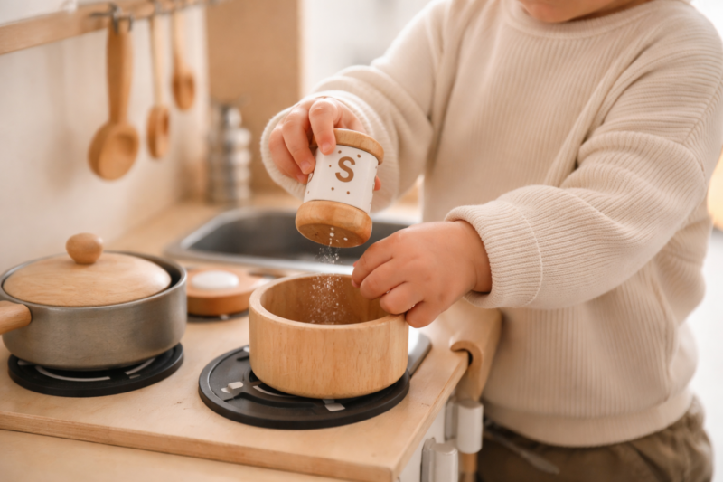 Bébé peut-il manger du sel ? Quantités et risques expliqués